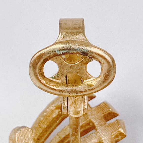 VTG Signed Crown Trifari Earrings Knot Ribbon Clip On 1950s Textured Gold Tone - Picture 9 of 10